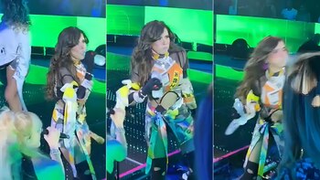 Mientras interpretaba el tema "Dr.