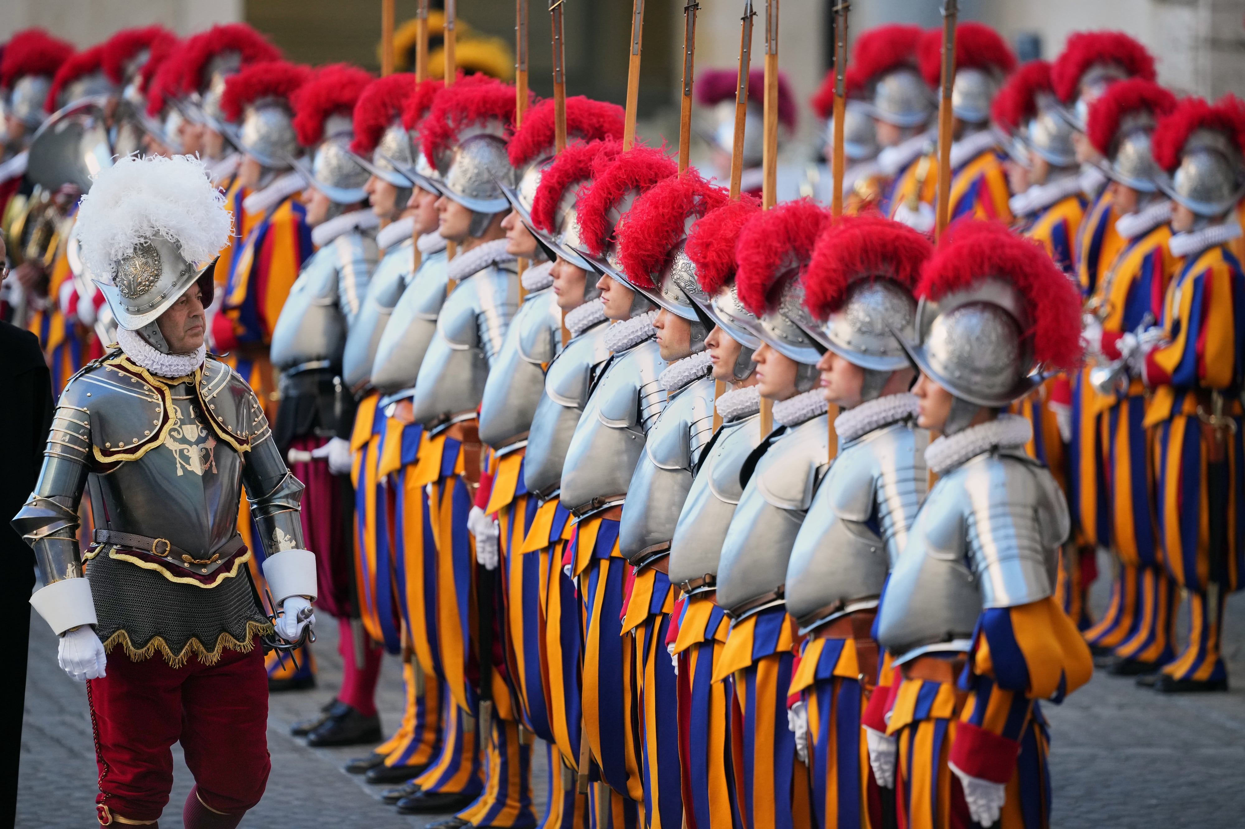 La Gendarmería Vaticana y la Guardia Suiza Pontificia protegerán al Papa durante la visita internacional en cooperación con las fuerzas argentinas (AP Foto/Andrew Medichini)