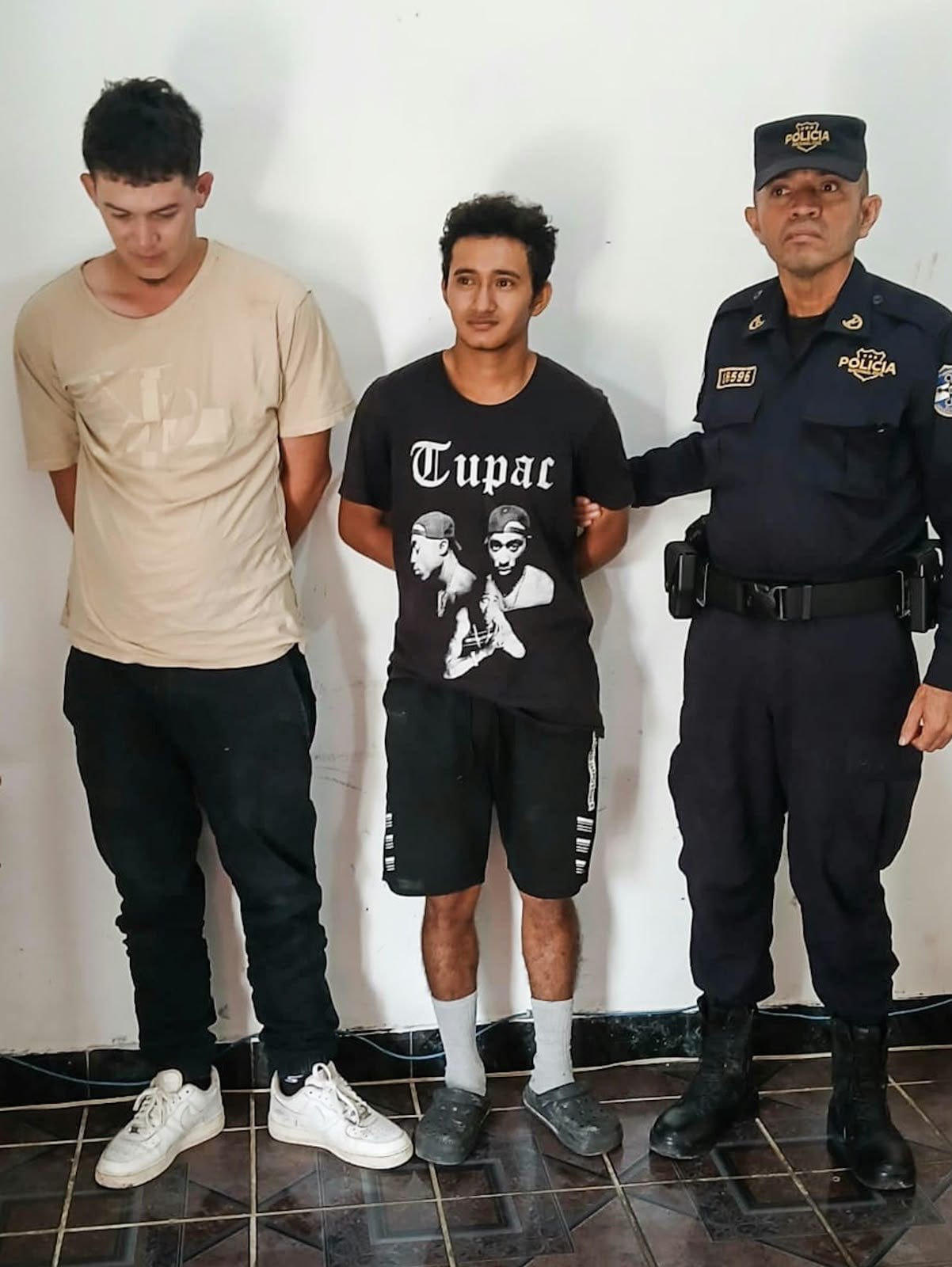 Josué Daniel Chávez Portillo y Leonel Antonio Morán Santos resultaron detenidos en el barrio Concepción de Citalá mientras conducían motocicletas. (Foto cortesía Policía Nacional Civil)