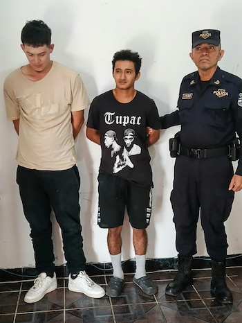 Josué Daniel Chávez Portillo y Leonel Antonio Morán Santos resultaron detenidos en el barrio Concepción de Citalá mientras conducían motocicletas. (Foto cortesía Policía Nacional Civil)