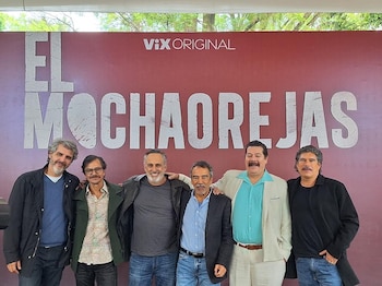 El elenco platicó con la