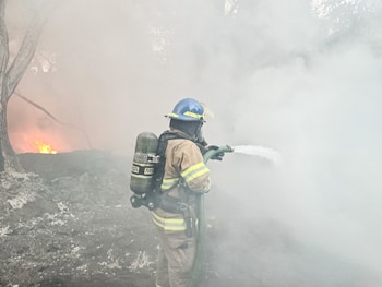 El Cuerpo de Bomberos de El Salvador reportó un aumento del 68 % en los incendios atendidos durante el período vacacional entre el 1 y el 6 de agosto de 2026. (Foto: Cuerpo de Bomberos)