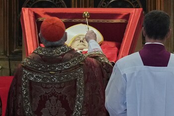 El cardenal camarlengo Kevin Joseph