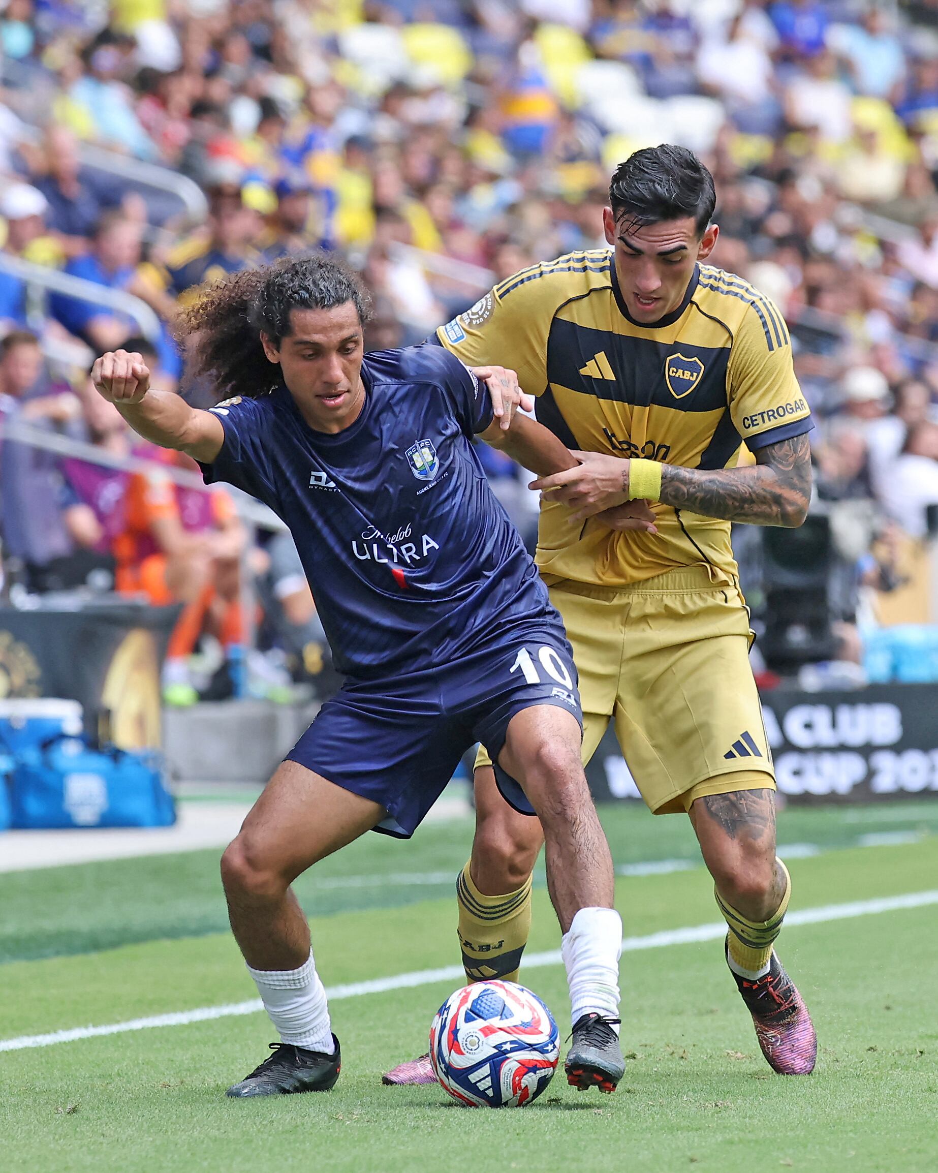 Dylan Manickum la cuida ante la marca Lautaro Di Lollo