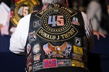 Un seguidor de Donald Trump luce un chaleco con parches an apoyo al ex presidente (REUTERS/Ricardo Arduengo)