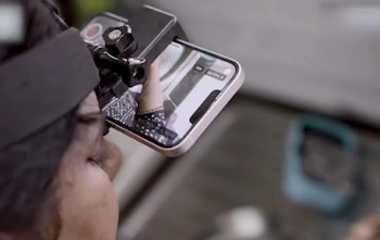 India: se graban mientras limpian, cocinan y doblan ropa para enseñarles a los robots cómo hacerlo (Captura de video)