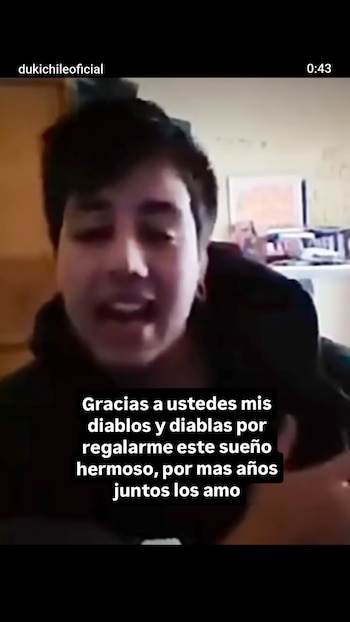 Captura de video con un joven de cabello oscuro hablando, texto superpuesto de agradecimiento, usuario dukichileoficial y marcador de tiempo 0:43