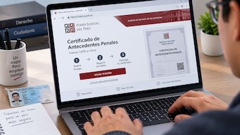 Una persona frente a una computadora portátil con la página web del Poder Judicial del Perú abierta en pantalla