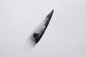 El F-22 Raptor, con capacidad de supercrucero, estima un cruce en EE. UU. en dos horas y 17 minutos en condiciones ideales. (REUTERS/Michael Fiala/ARCHIVO)