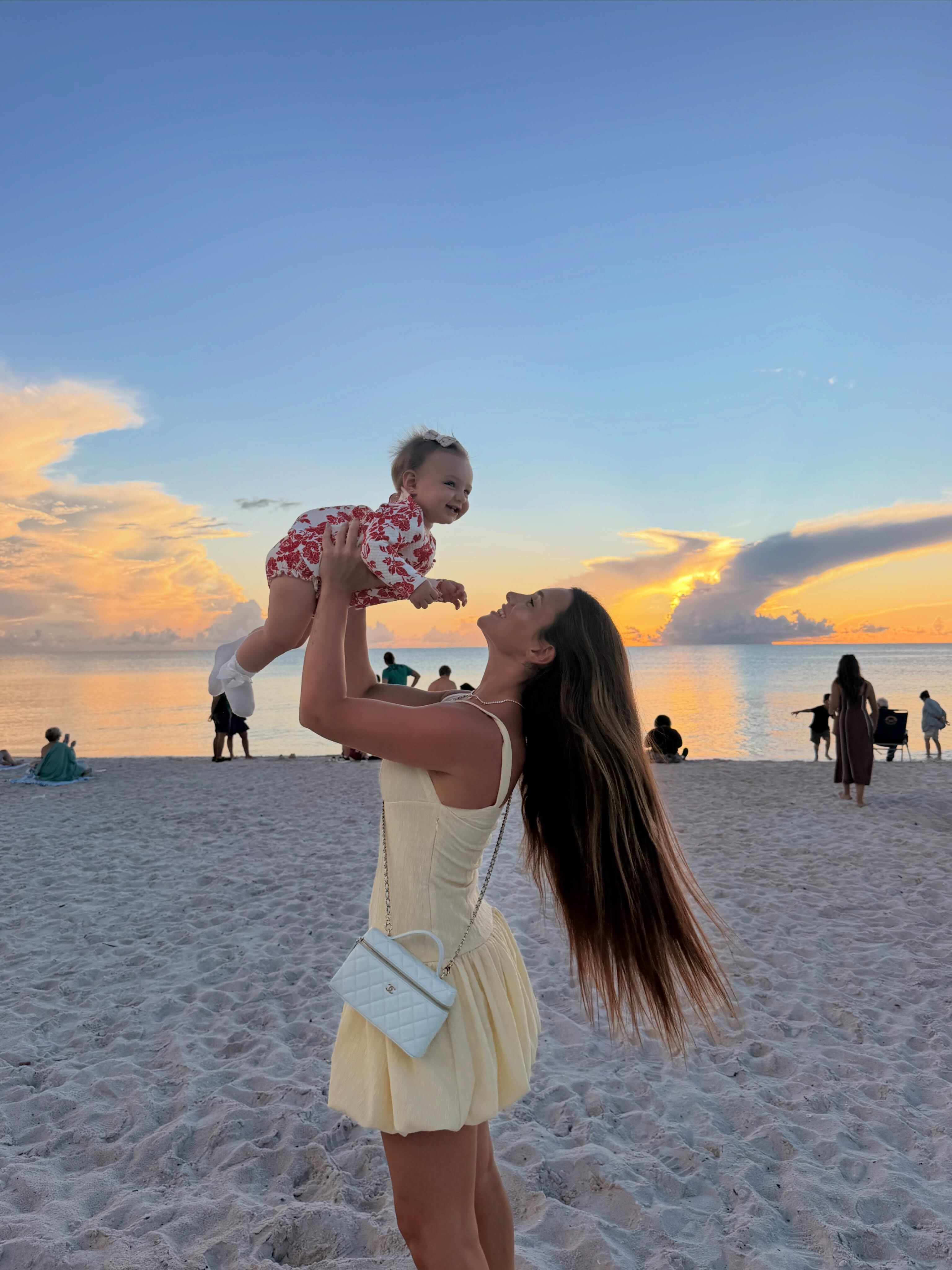 La modelo eligió un vestido amarillo pastel para compartir nuevas fotografías junto a su hija durante la escapada