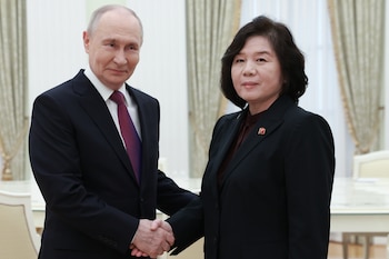 El presidente de Rusia, Vladímir Putin, estrecha la mano de la ministra norcoreana de Exteriores, Choe Son Hui, durante su reunión en el Kremlin en Moscú, el domingo 19 de julio de 2026. (Alexander Shcherbak, Sputnik, imagen de pool del Kremlin via AP)