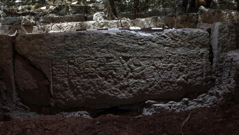 INAH encontró un bloque grabado