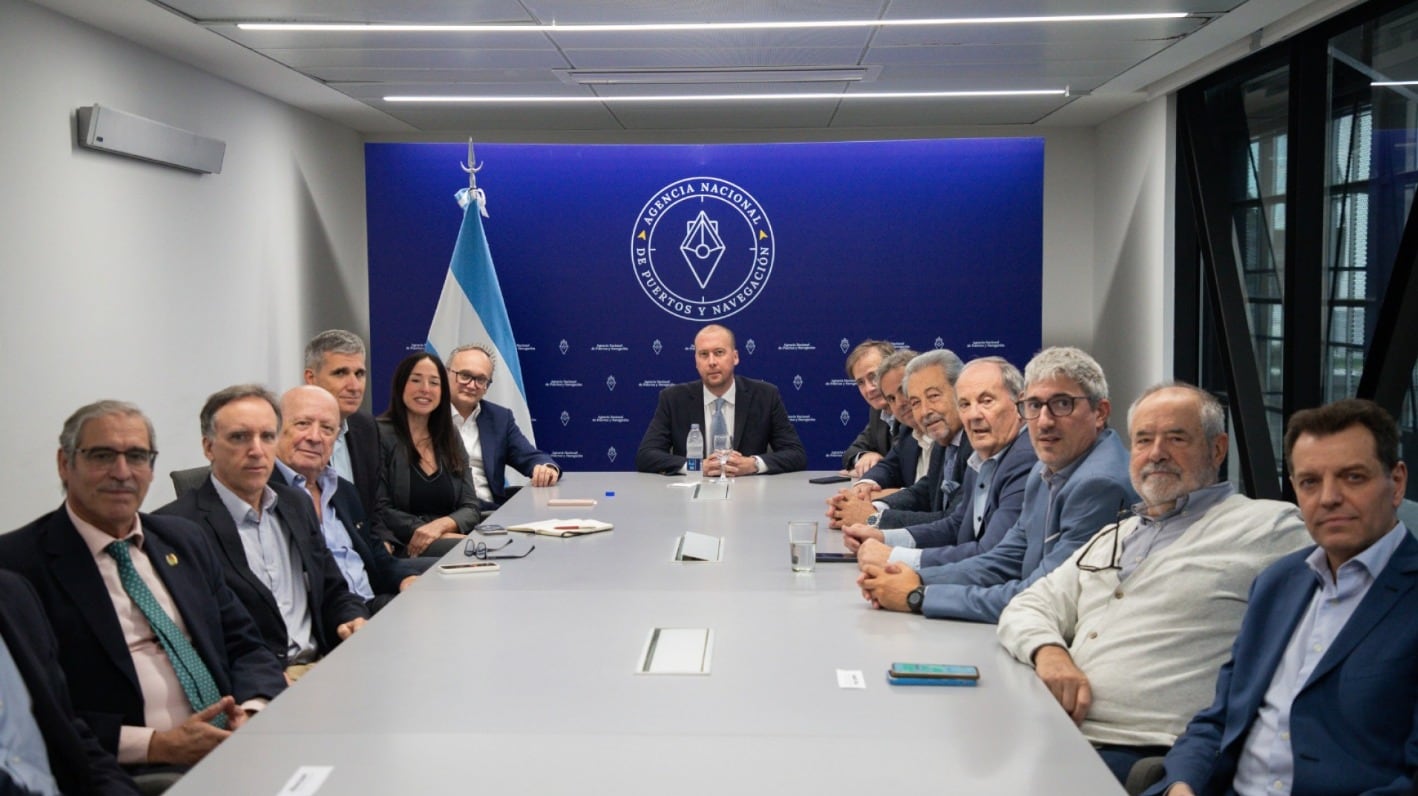 El titular de la Agencia Nacional de Puertos y Navegación encabezó una reunión con representantes de provincias y actores clave del comercio y la producción, incluyendo entidades vinculadas al agro, la industria y la actividad portuaria para informar sobre la actualidad del proceso (Foto: Agencia Nacional de Puertos y Navegación)