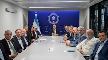 El titular de la Agencia Nacional de Puertos y Navegación encabezó una reunión con representantes de provincias y actores clave del comercio y la producción, incluyendo entidades vinculadas al agro, la industria y la actividad portuaria para informar sobre la actualidad del proceso (Foto: Agencia Nacional de Puertos y Navegación)