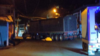 Por una posible bomba en una tractomula, está cerrada la vía entre Medellín y la costa