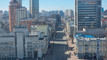Una avenida desierta en la