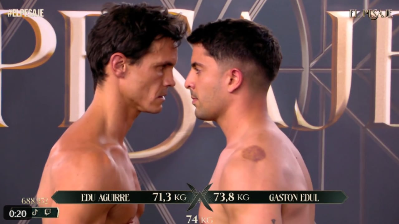 Edu Aguirre y Gaston Edul se enfrentan cara a cara durante el pesaje oficial de La Velada del Año 6 en Sevilla, con sus pesos registrados en pantalla.