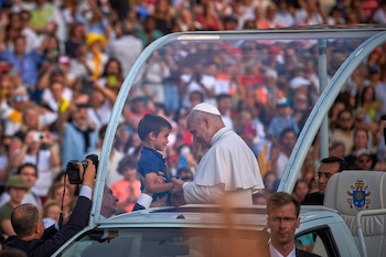 El papa León XIV bendice a Joaquim, de 7 años, antes de una vigilia de oración en el Estadio Olímpico Lluís Companys, el martes 9 de junio de 2026, en Barcelona, España. (AP Foto/Emilio Morenatti)