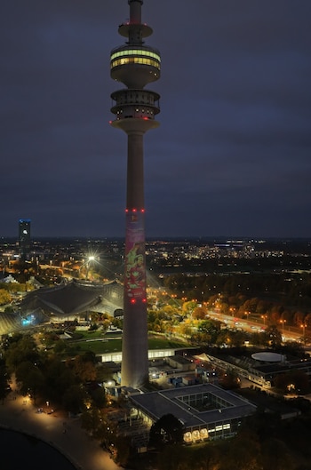 El homenaje de la Bundesliga a Harry Kane en el Olympiaturm de Múnich, uno de los edificios más emblemáticos del Parque Olímpico y de toda la ciudad alemana (Bundesliga)