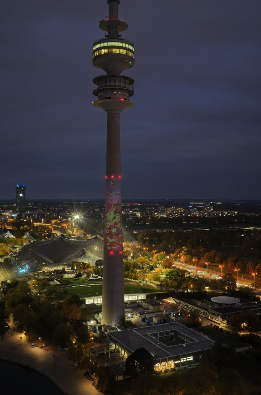 El homenaje de la Bundesliga a Harry Kane en el Olympiaturm de Múnich, uno de los edificios más emblemáticos del Parque Olímpico y de toda la ciudad alemana (Bundesliga)