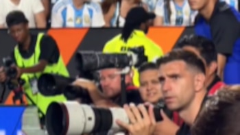 La historia detrás de la aparición de Dibu Martínez como fotógrafo durante el triunfo de Argentina ante Honduras