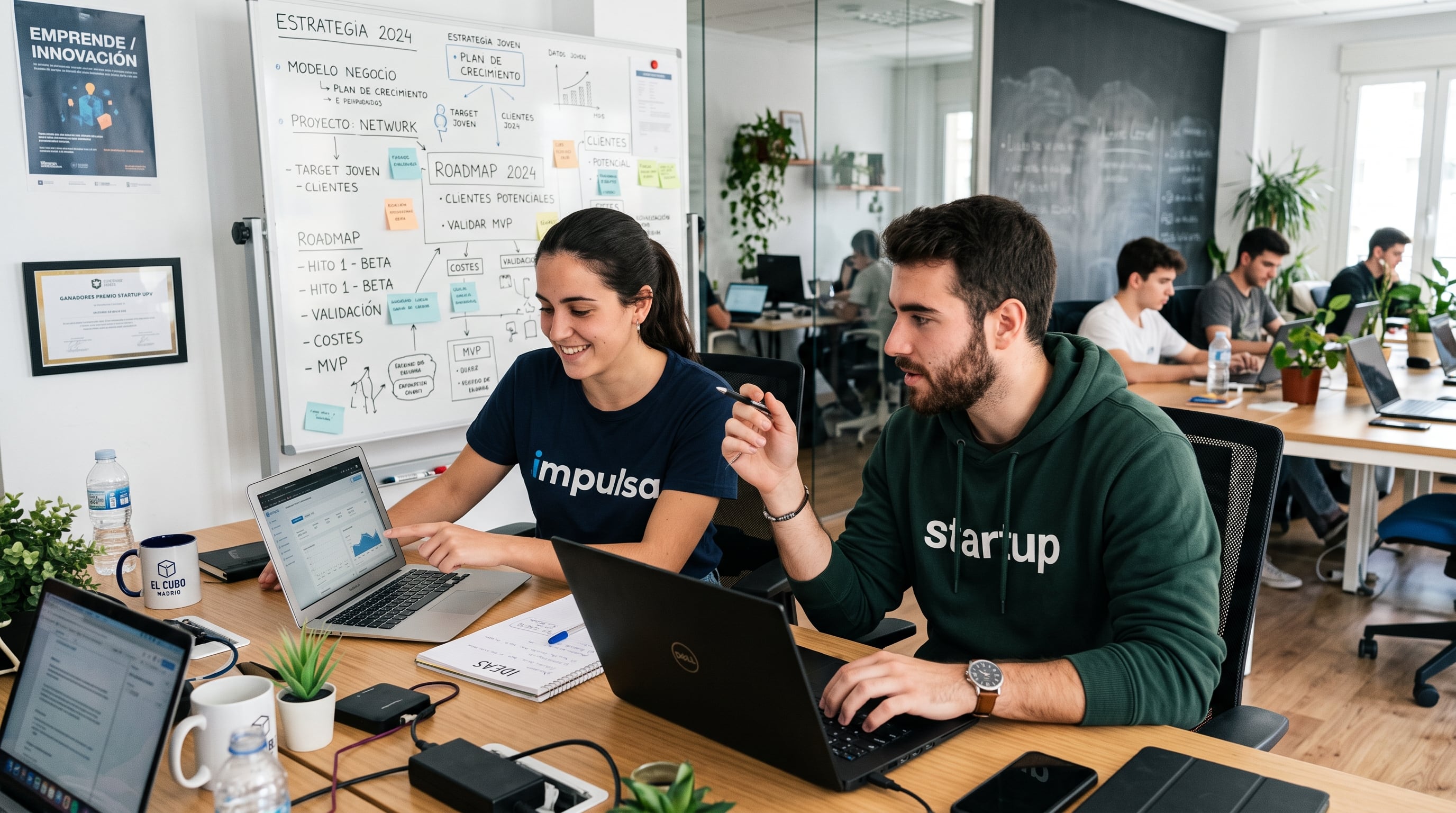 Dos emprendedores revisan métricas de negocio frente a una pizarra con la planificación de su empresa emergente. (Imagen Ilustrativa Infobae)