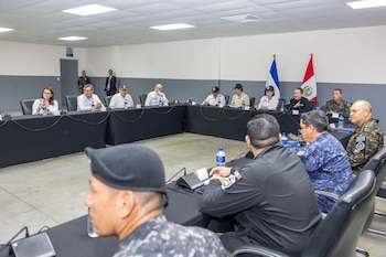 Visita de presidenta de Perú al CECOT, El Salvador