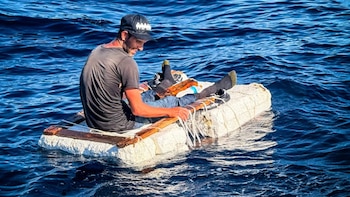 Rescatan con vida a un cubano a la deriva en una balsa improvisada cerca de Key Biscayne, Florida