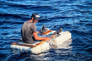 El pasado 12 de octubre rescataron con vida a un cubano a la deriva en una balsa improvisada cerca de Key Biscayne, Florida.