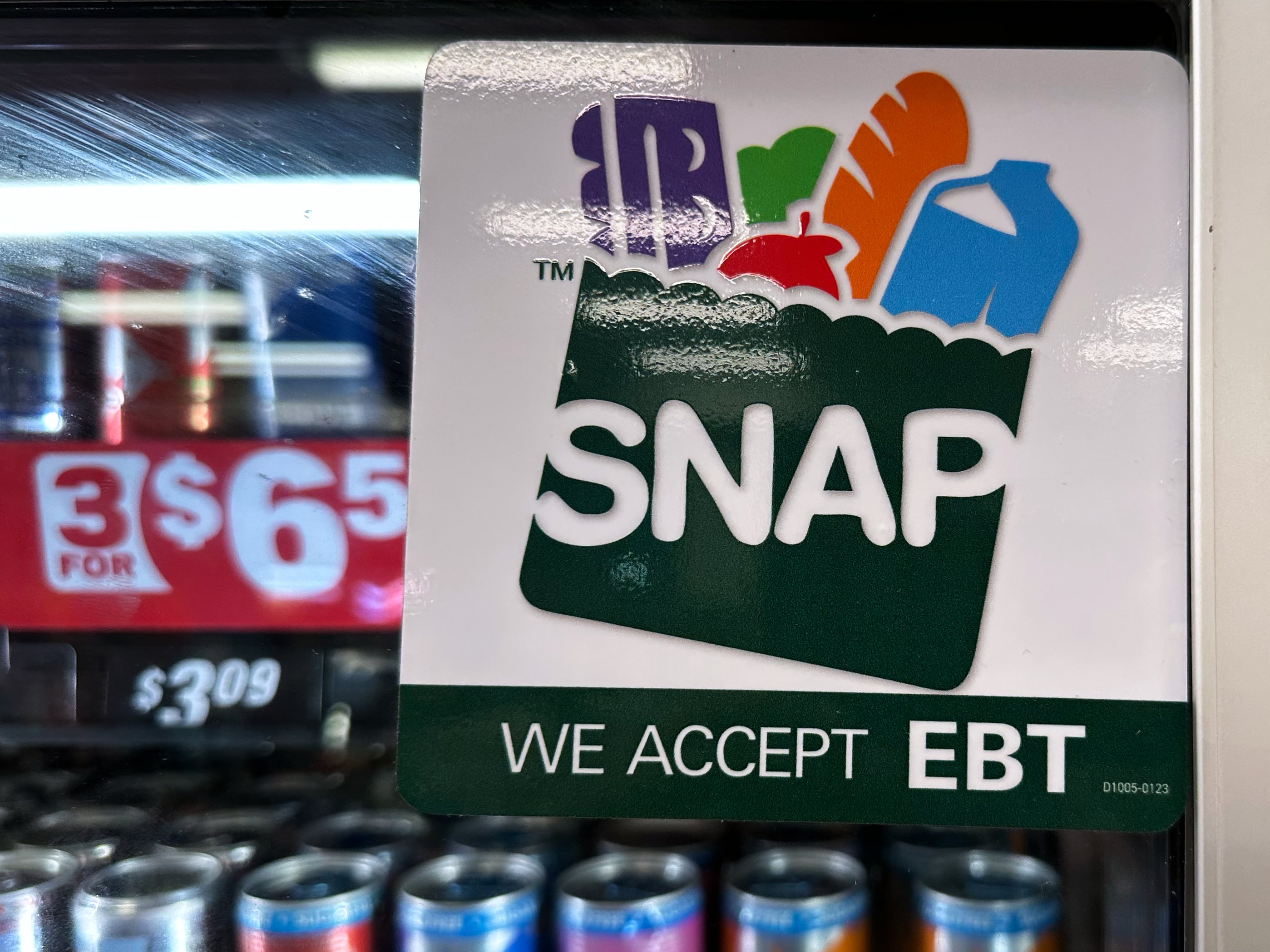 SNAP entrega beneficios mensuales a 42 millones de estadounidenses de bajos ingresos y en 2024 costó más de USD 100.000 millones (AP Foto/Nam Y. Huh, Archivo)