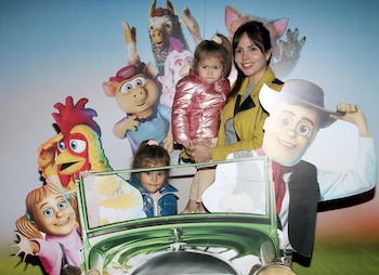 Romina Uhrig con sus hijos