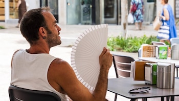 El calor remite este lunes en la Península con la llegada de un frente que dejará tormentas en el nordeste