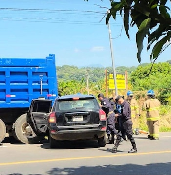 La colisión en la carretera Las Chinamas, en Ahuachapán, dejó muerto al conductor de una camioneta con placas guatemaltecas tras el choque contra una volqueta. (Foto cortesía)