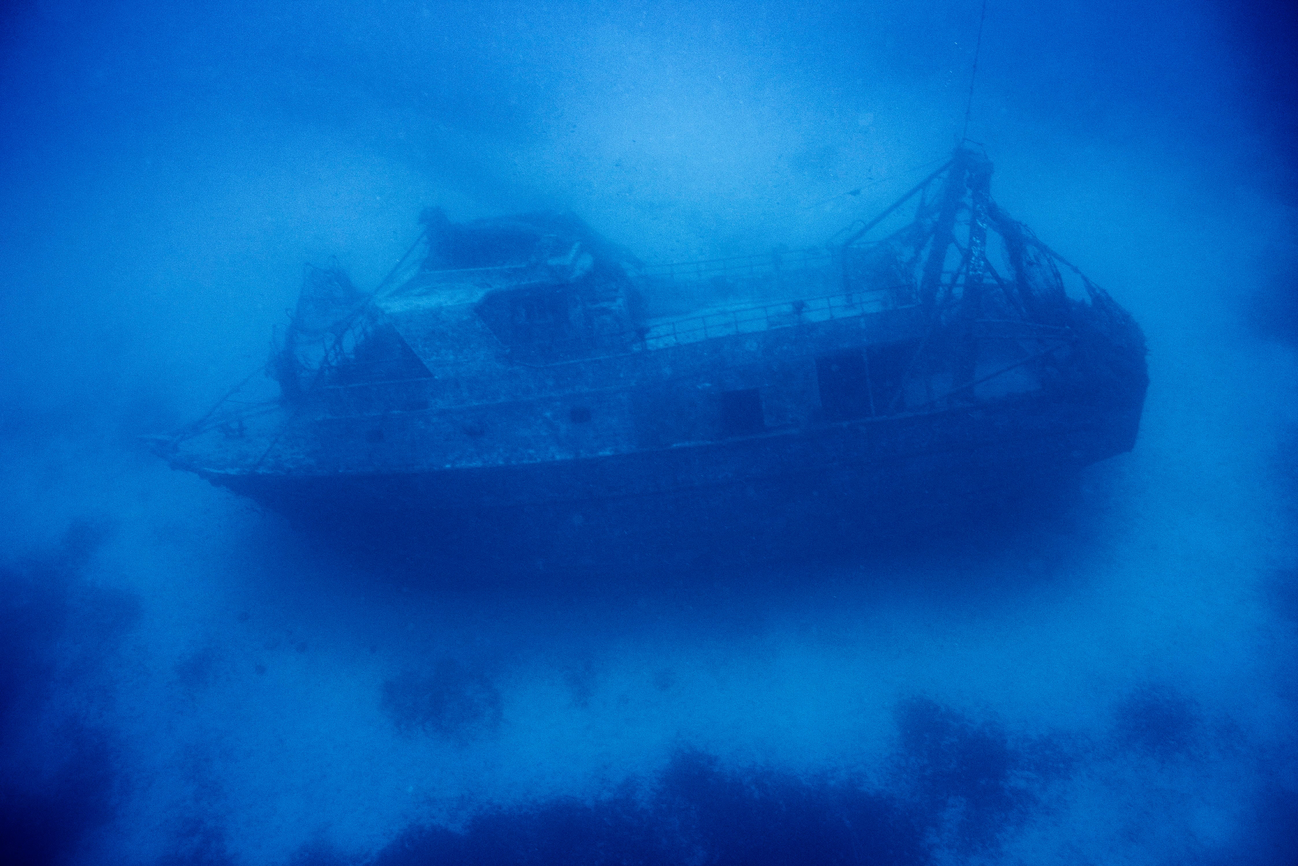 El pesquero de la tragedia, sumergido a 47 metros de profundidad. El barco que prometía libertad y se transformó en el ataúd de 368 personas