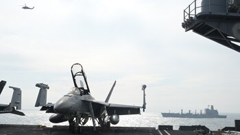 Al portaaviones lo acompañan otros