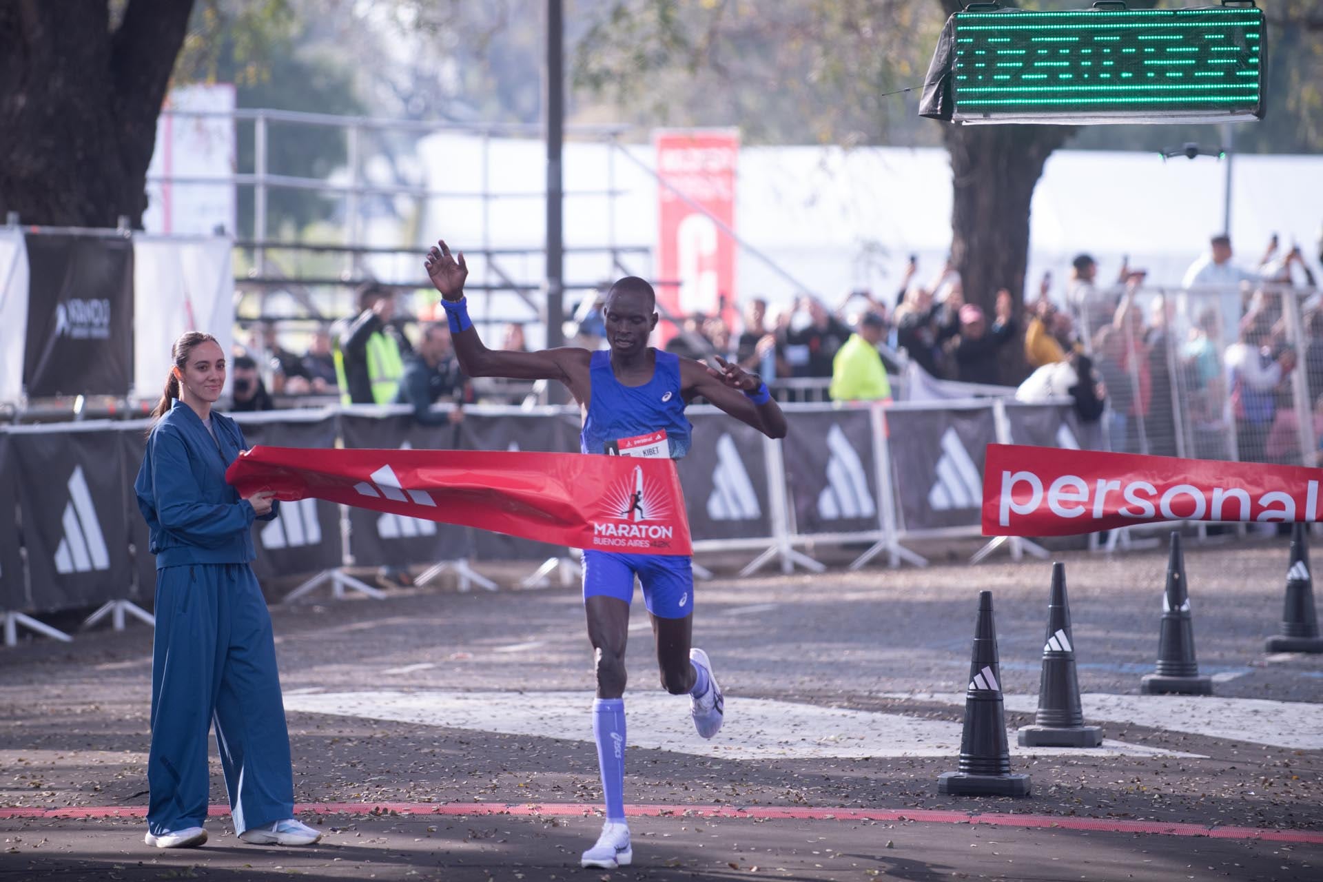 Bethwel Kibet Chumba, de Kenia, se consagró ganador de la Maratón de Buenos Aires con un tiempo de 2 horas, 8 minutos y 28 segundos