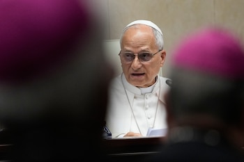 El papa León XIV se reúne con los obispos españoles en la Conferencia Episcopal Española (Foto AP/Alessandra Tarantino)