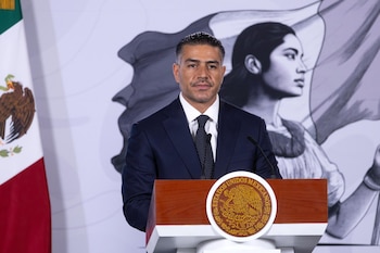 Durante 'La Mañanera' de este martes, Omar García Harfuch identificó a Ricardo “N” como uno de los principales operadores de una estructura delictiva vinculada con "Los Chapitos". (Crédito: Gobierno de México)