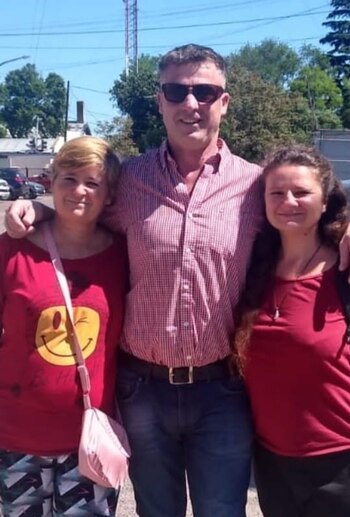 Karina -a la derecha- junto