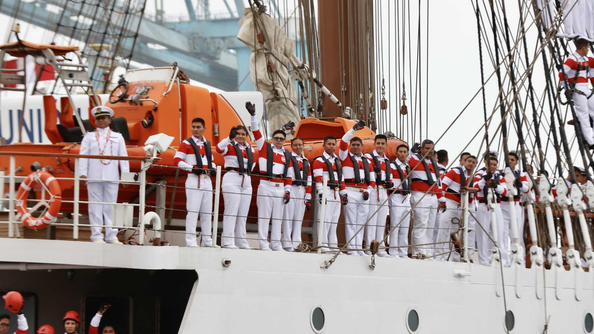 Miembros de la tripulación del buque escuela B.A.P. Unión de la Marina de Guerra del Perú saludan a su llegada a Nueva York para el evento náutico internacional Sail 250. (Marina de Guerra del Perú)