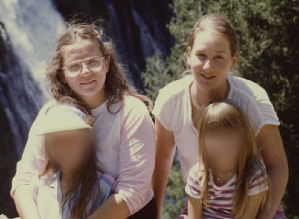 Colleen junto a Janice y los hijos de la esposa de Hooker (AP)