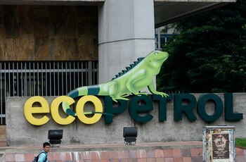 Vista del logo de la petrolera estatal colombiana Ecopetrol en la fachada de su edificio en Bogotá (Colombia). EFE/Guillermo Legaria/Archivo
