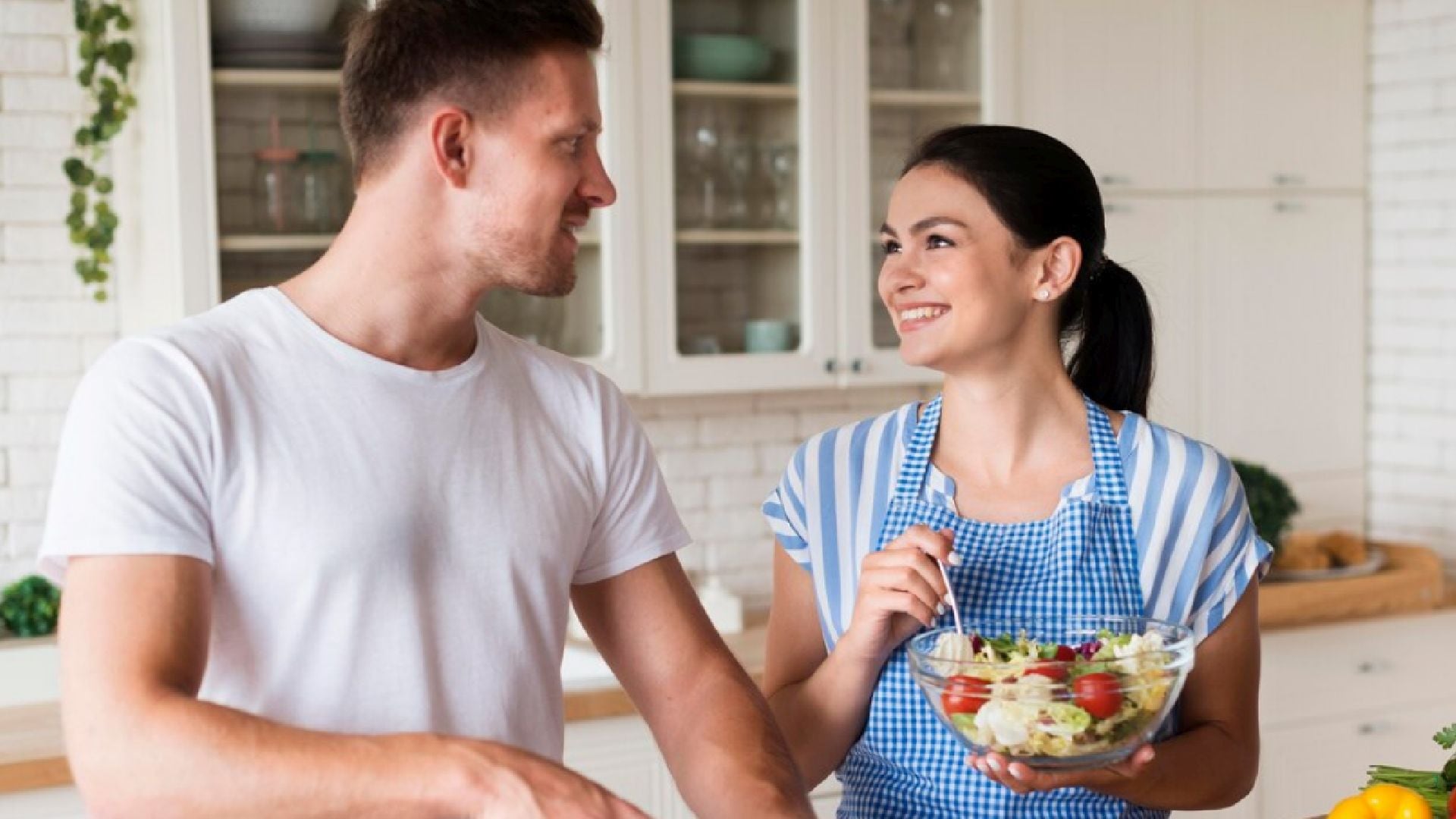 El almidón resistente funciona como una fibra dietética, llega intacto al colon y favorece el desarrollo de bacterias beneficiosas en el intestino grueso (Freepik)