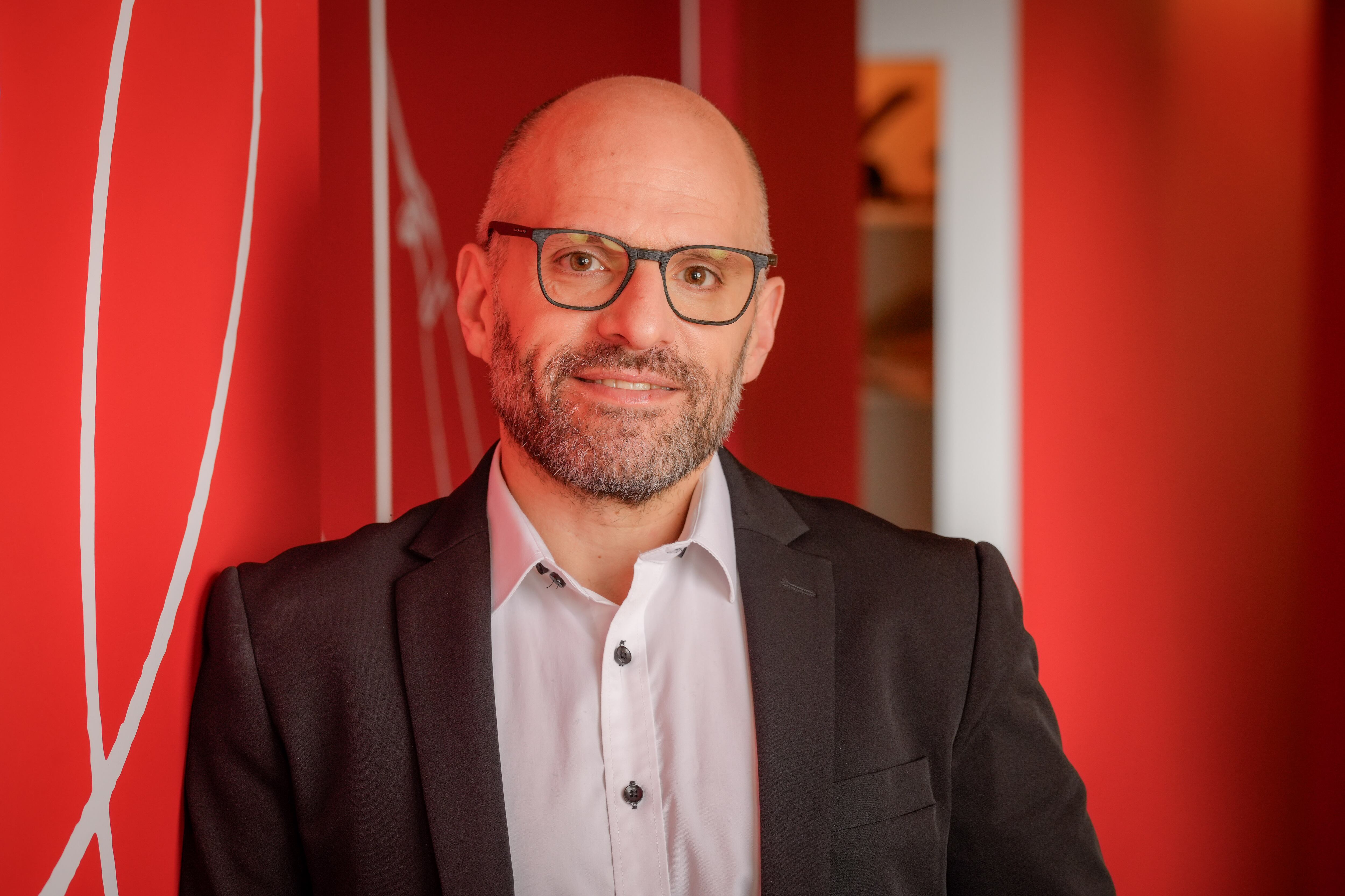 El Dr. Ariel Perelsztein (MN 105.753) es médico especialista en Medicina Interna y Enfermedades Infecciosas, Director de Asuntos Médicos y Regulatorios, Johnson & Johnson Latinoamérica Sur