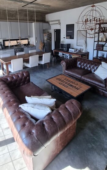 Tiene cocina, comedor y living