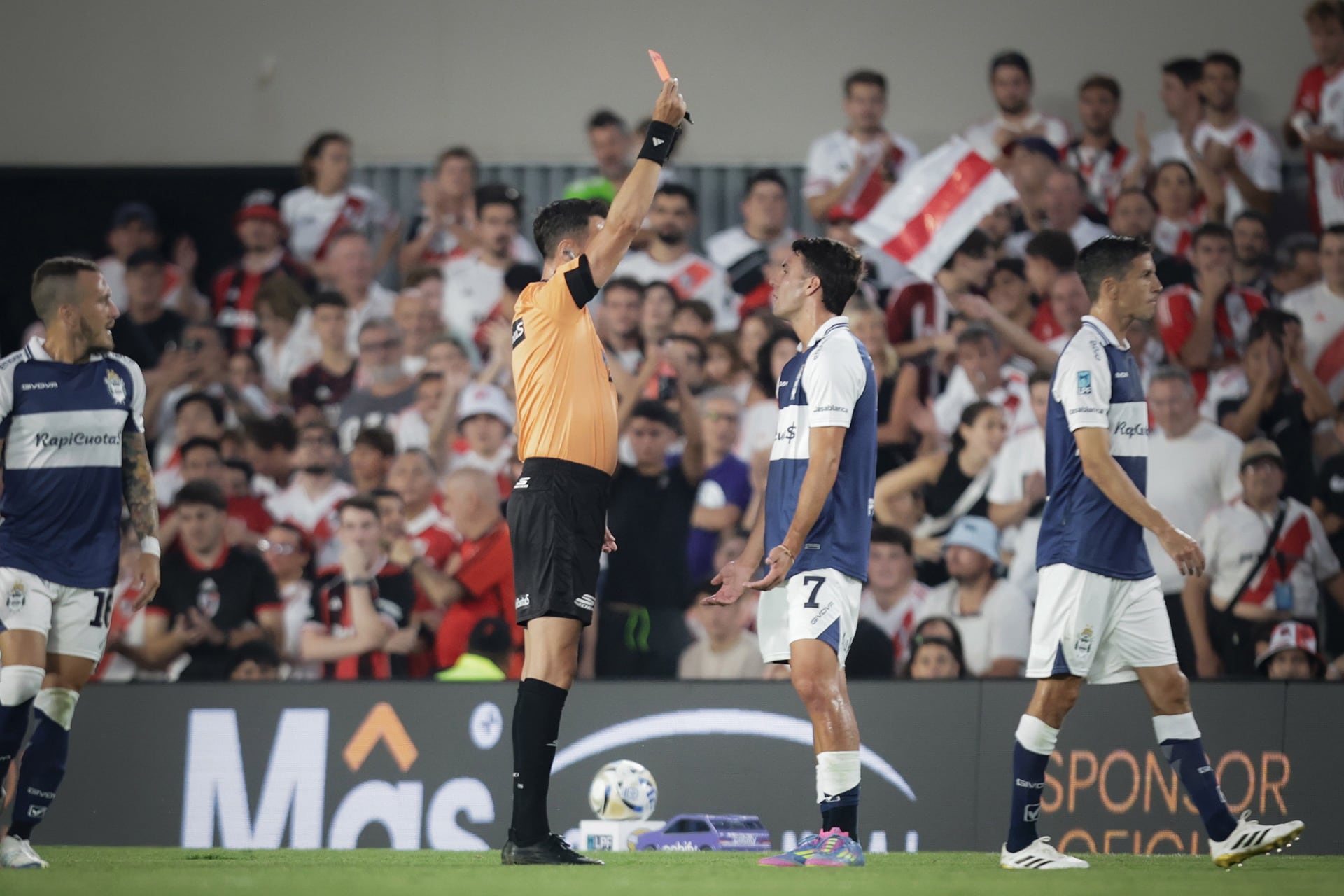 El futbolista de Gimnasia, Manuel Panaro, ve la roja directa tras una dura infracción sobre Fausto Vera de River Plate (Fotobaires)