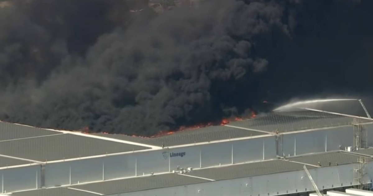 Un incendio en un centro logístico de Los Ángeles obliga a residentes a permanecer en sus casas desde hace dos días