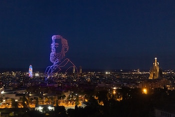 Un espectáculo de drones dibuja el rostro de Antoni Gaudí en el cielo de Barcelona