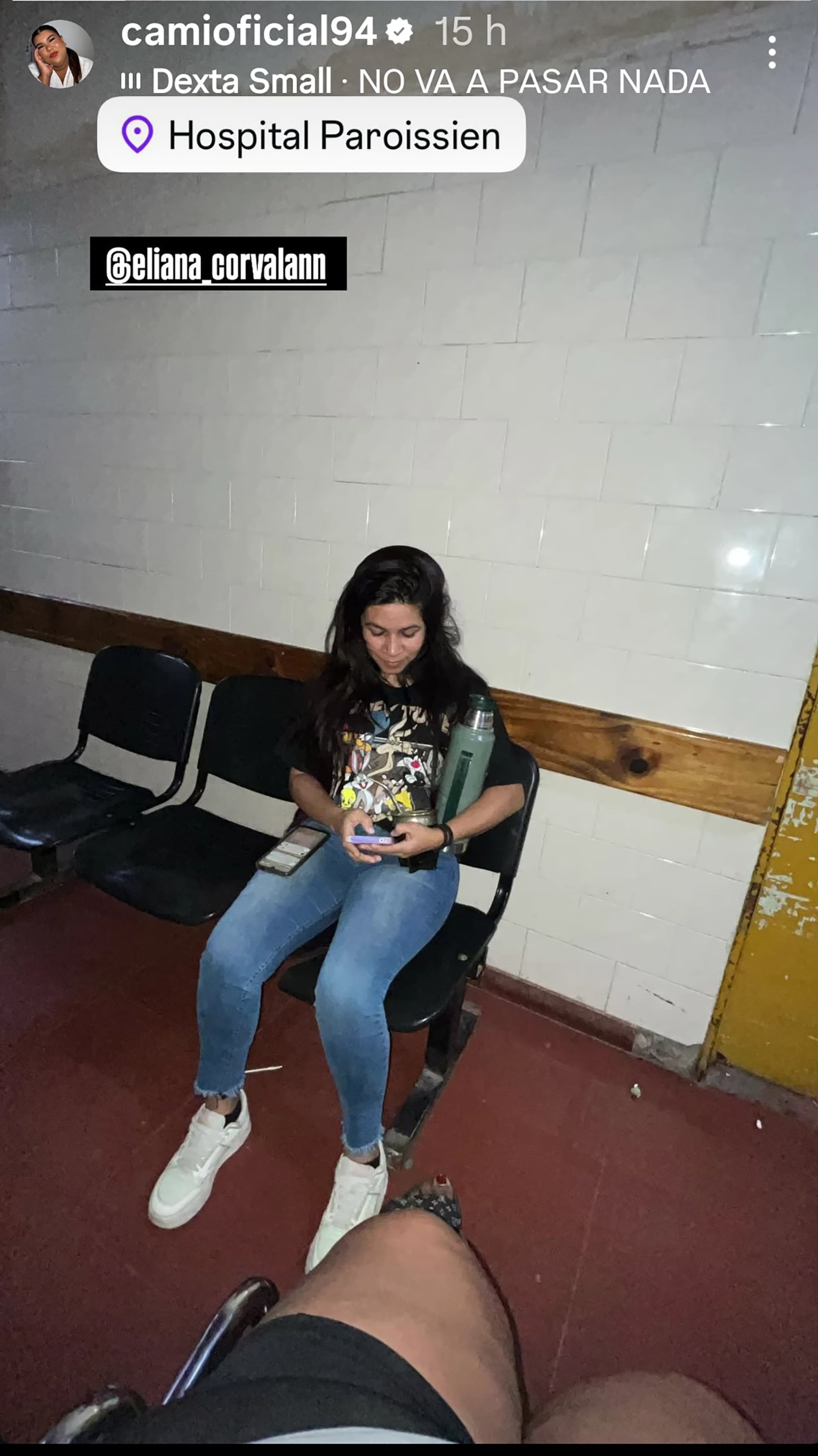 Camilota, en el Hospital Paroissien, mientras espera ser atendida, después de sufrir un accidente doméstico