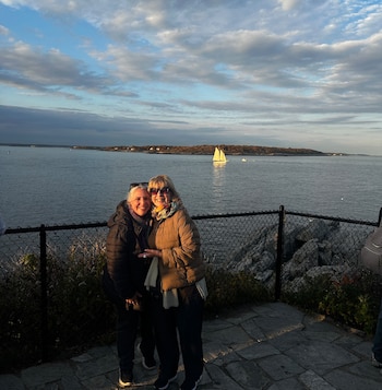 Georgina Barbarossa posa junto a su sobrina durante su visita a la ciudad de Portland